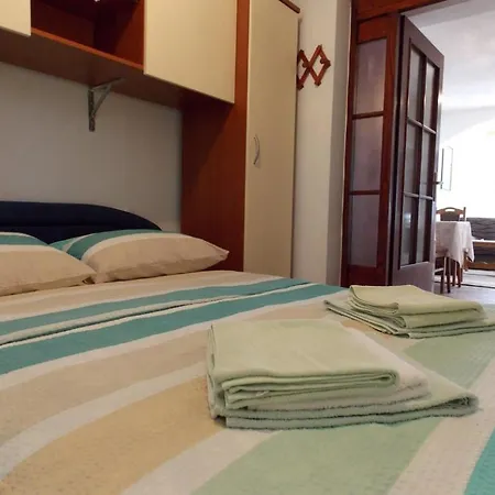 In With Terrace, Wifi, Washing Machine Apartment Malinska