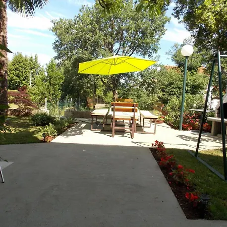In With Terrace, Wifi, Washing Machine Apartment Malinska